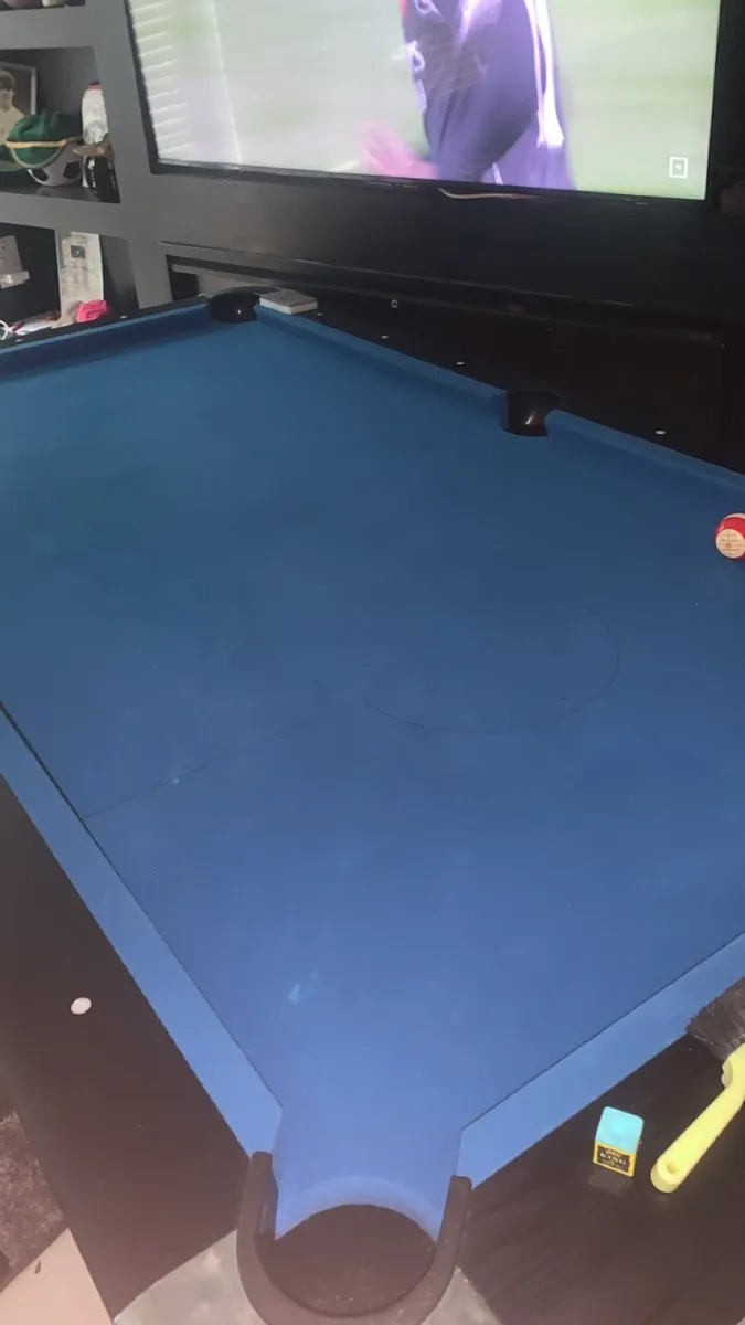Pool table - Image 1