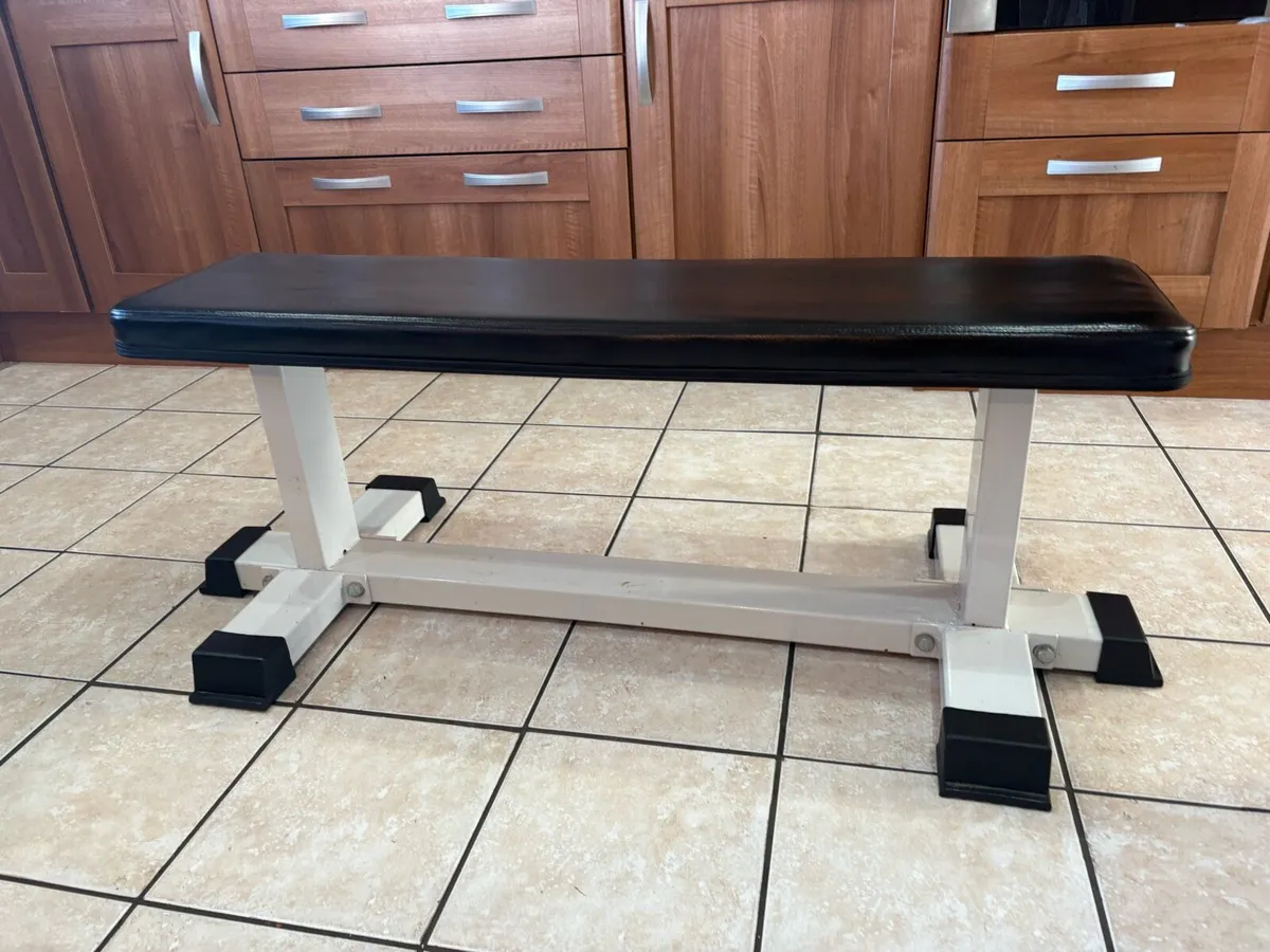 COMMERCIAL LARGE WEIGHTLIFTING BENCH. - Image 1