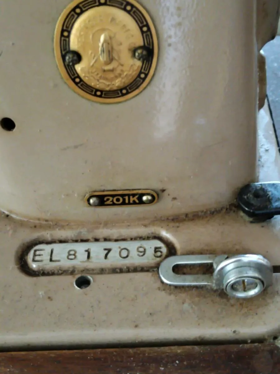 Vintage Singer Sewing Machine - Image 3