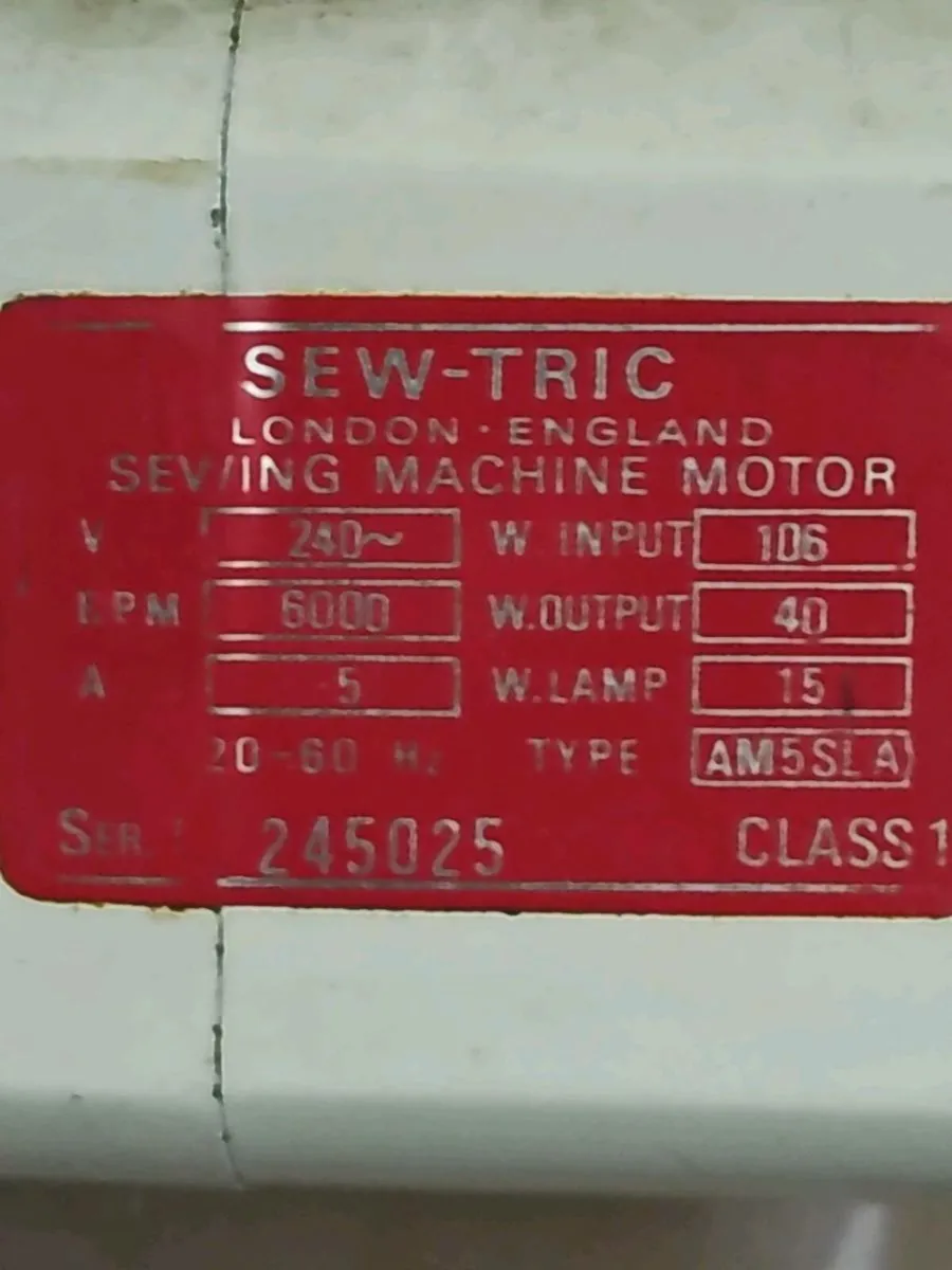Vintage Singer Sewing Machine - Image 4
