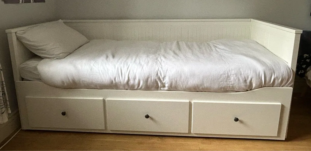 Single bed - Image 1