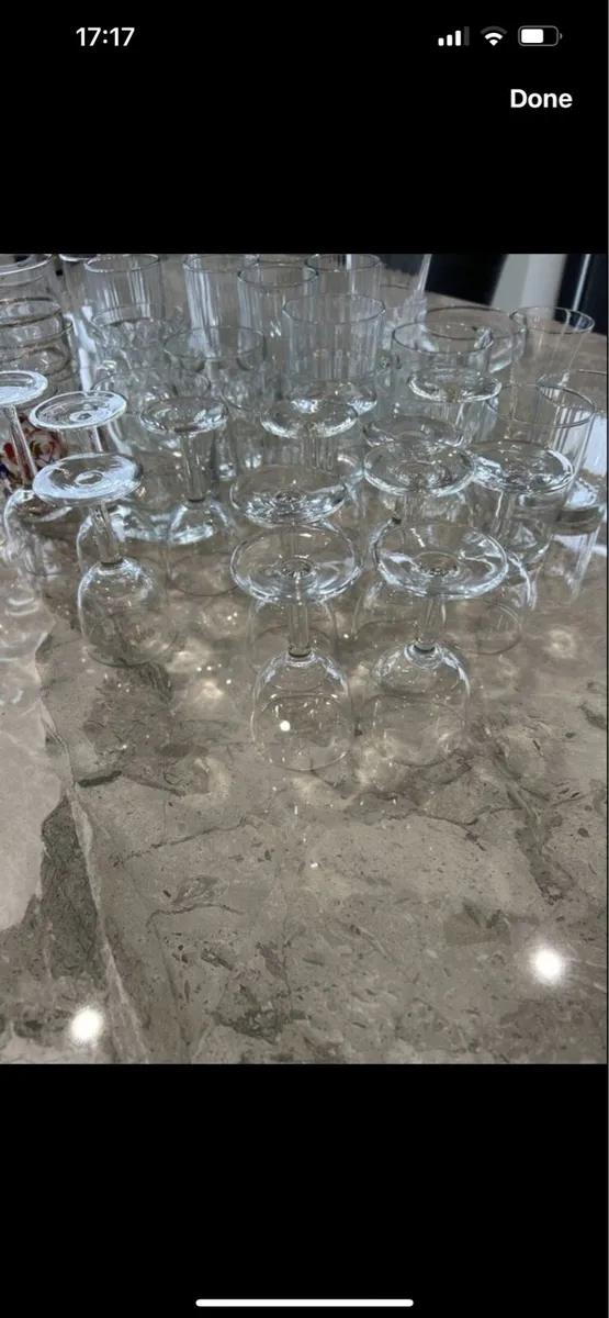 Large box of mixed drinks glasses - Image 1