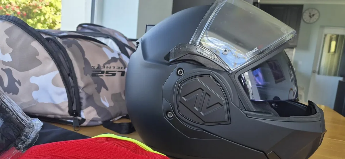 Crash helmet - Image 4