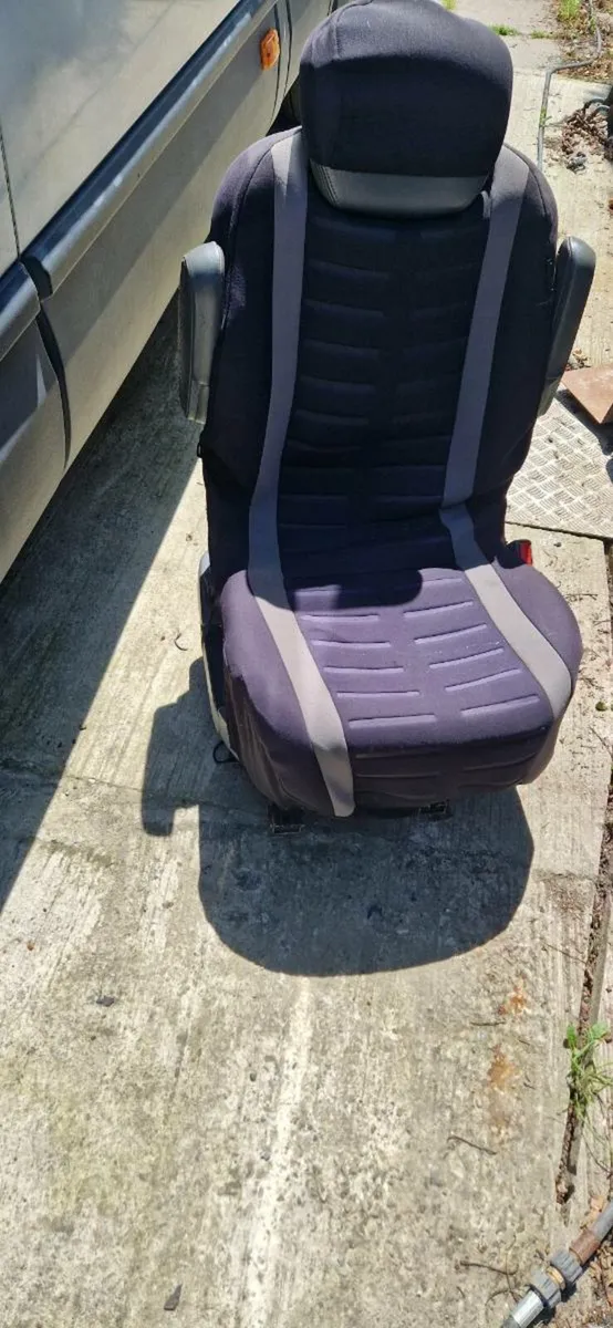 Drivers swivel seat - Image 1