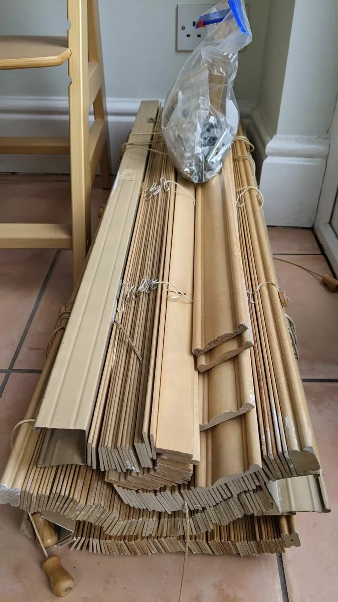 5x wooden venetian blinds, various sizes - Image 1