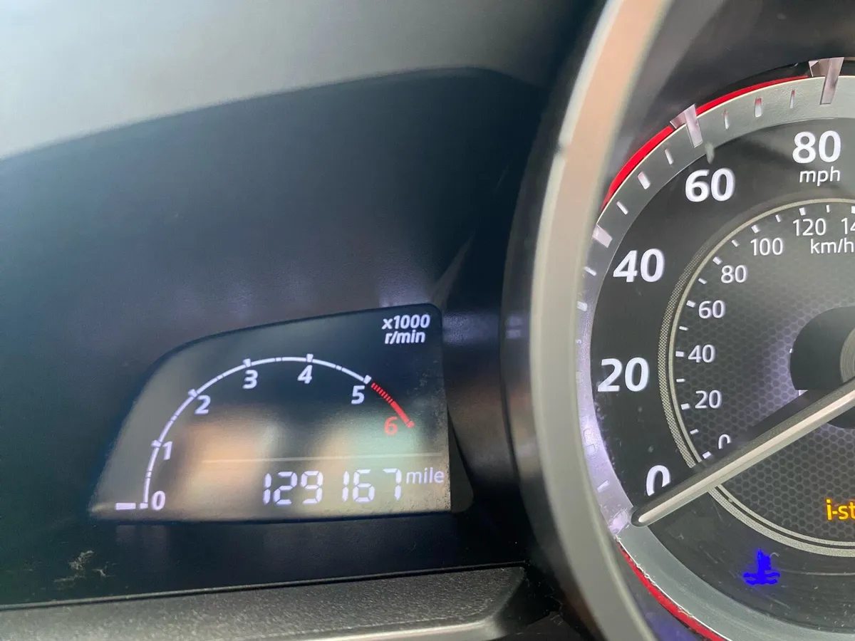 Breaking mazda 3 - Image 4