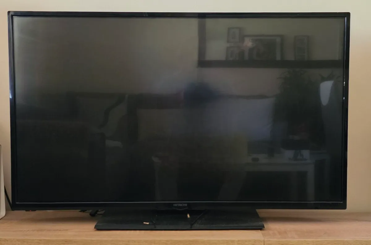 Hitachi 40" LED TV with Stand – Pickup Only