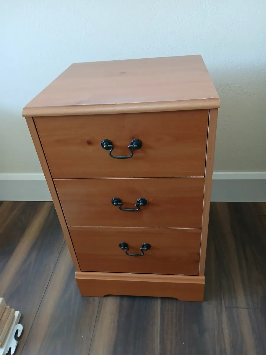 2 pairs of bedside lockers for €40 per pair - Image 2