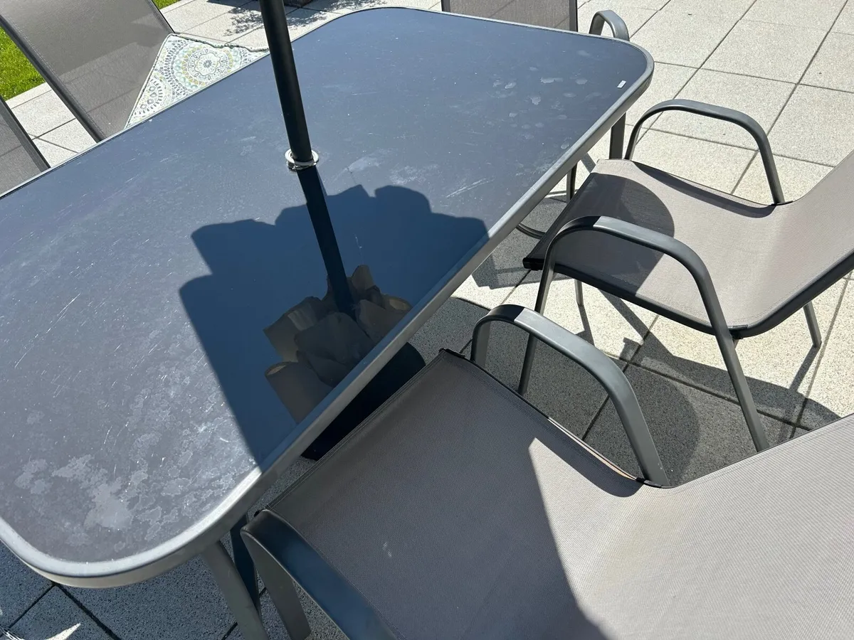 Garden table and chairs - Image 1