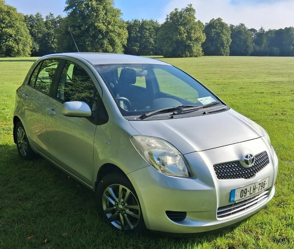 Gleaming Yaris 2009. Low miles, Tax & NCT. - Image 4