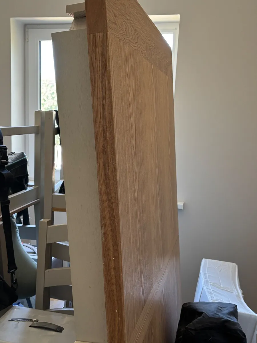 6 solid oak chairs plus matching extendable table - Image 2