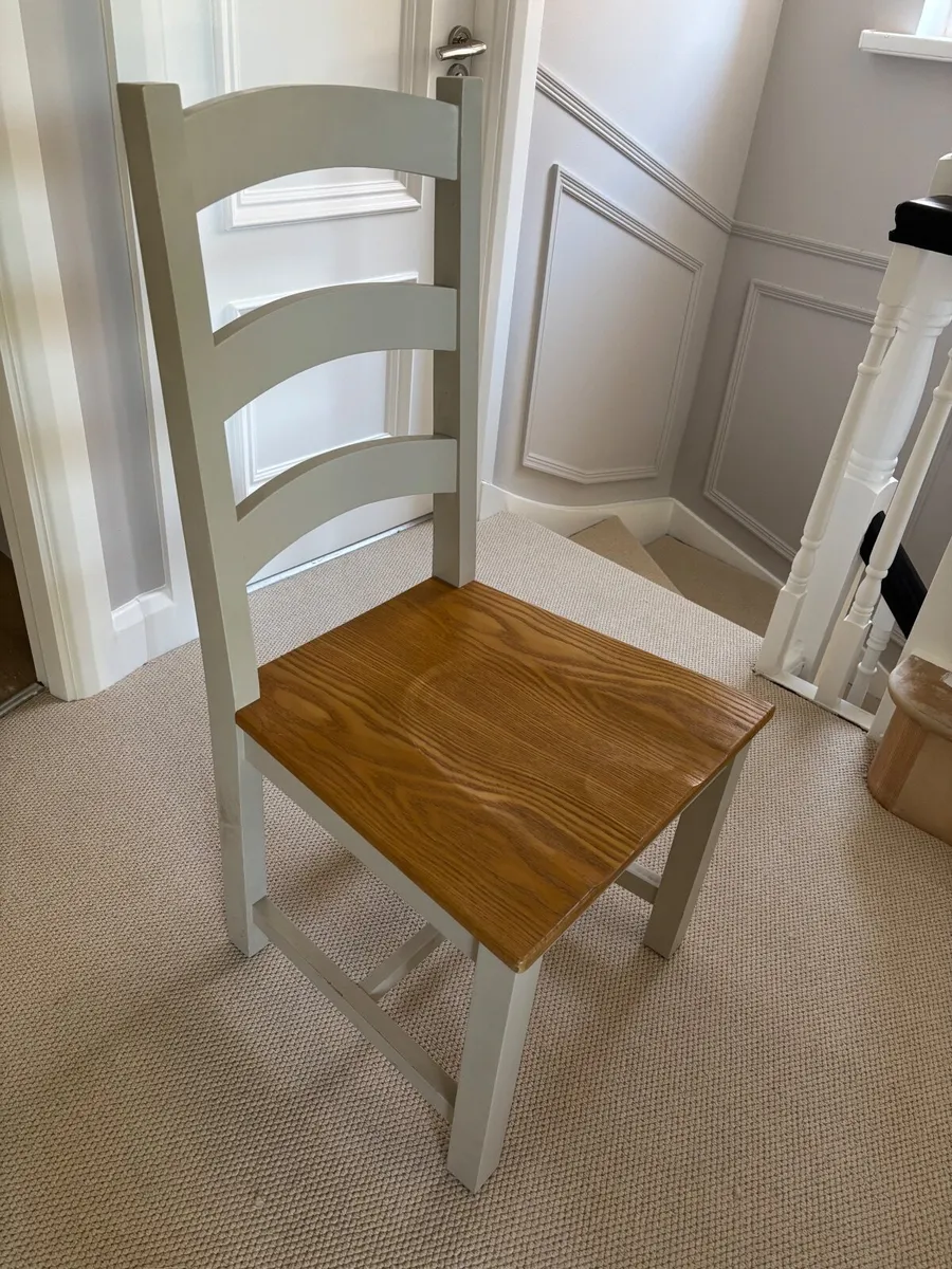 6 solid oak chairs plus matching extendable table - Image 1