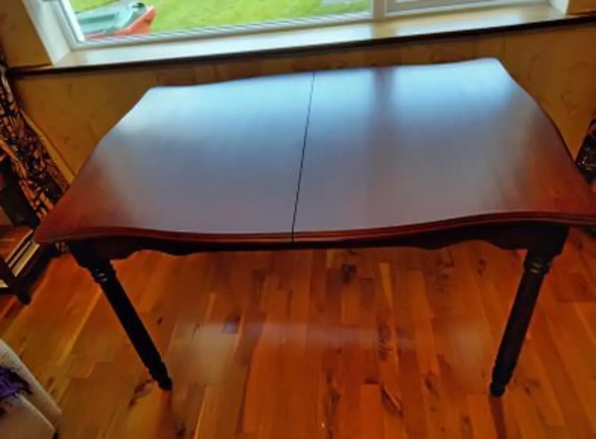 Dining room table - Image 1
