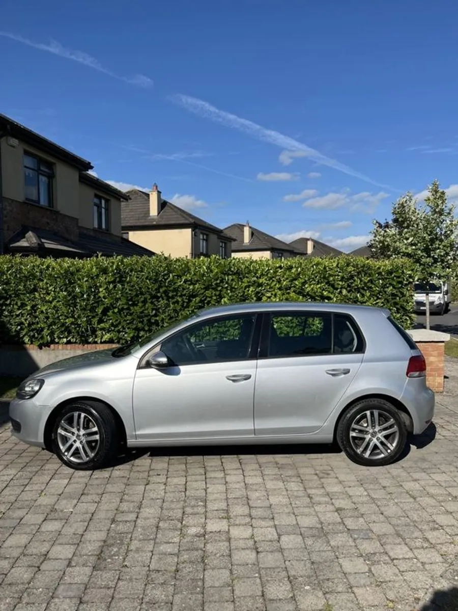 2010 Volkswagen Golf - Image 2