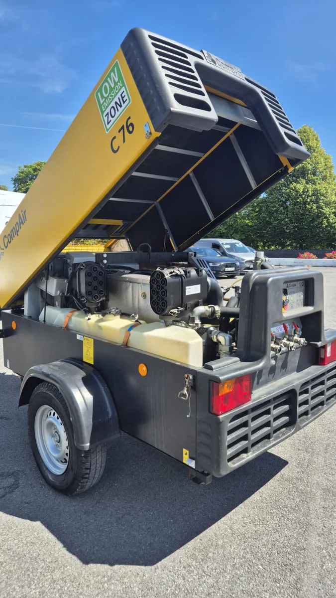 CompairTowable Road Diesel Air Compressor 268 CFM - Image 2