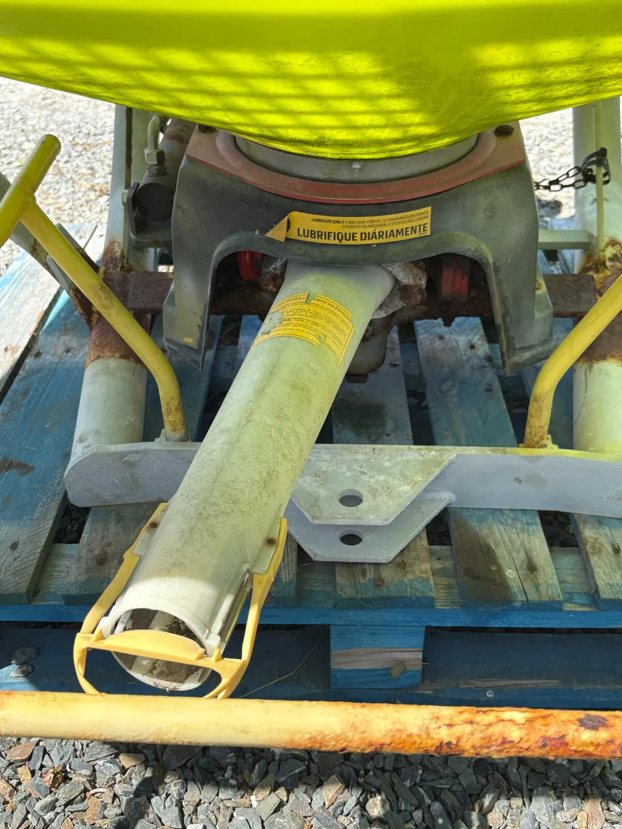 Rocha Fertiliser Spreader 1000KG - Image 4