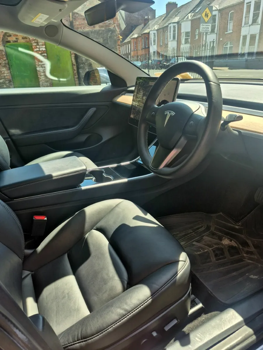 Tesla Model 3 2020 - Image 2