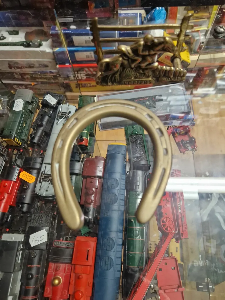 Vintage Brass Horse Shoe and Letter Holder - Image 2