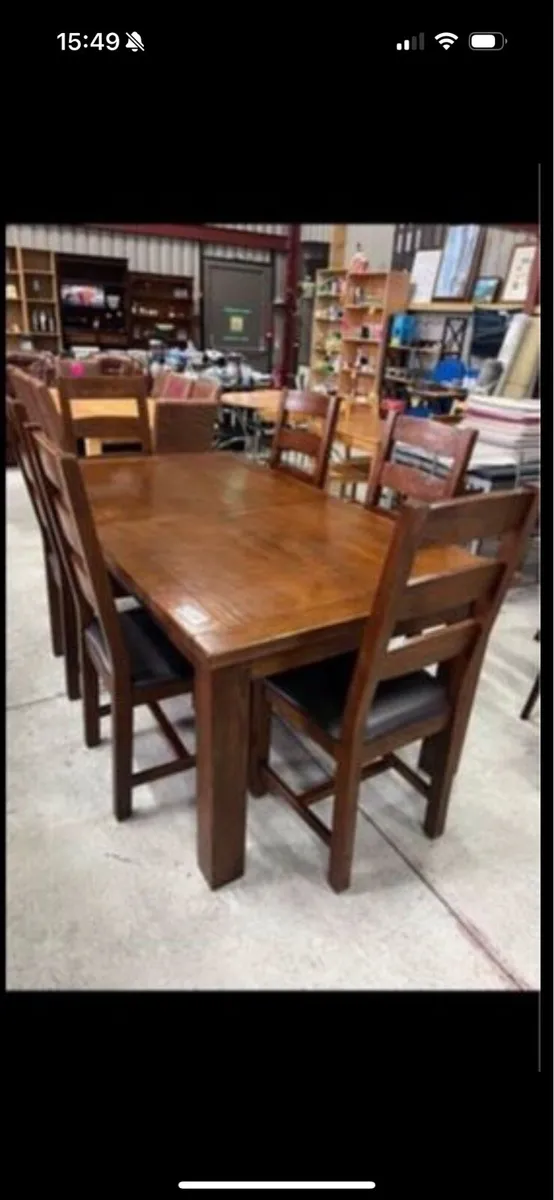Extendable table and 6 chairs - Image 1