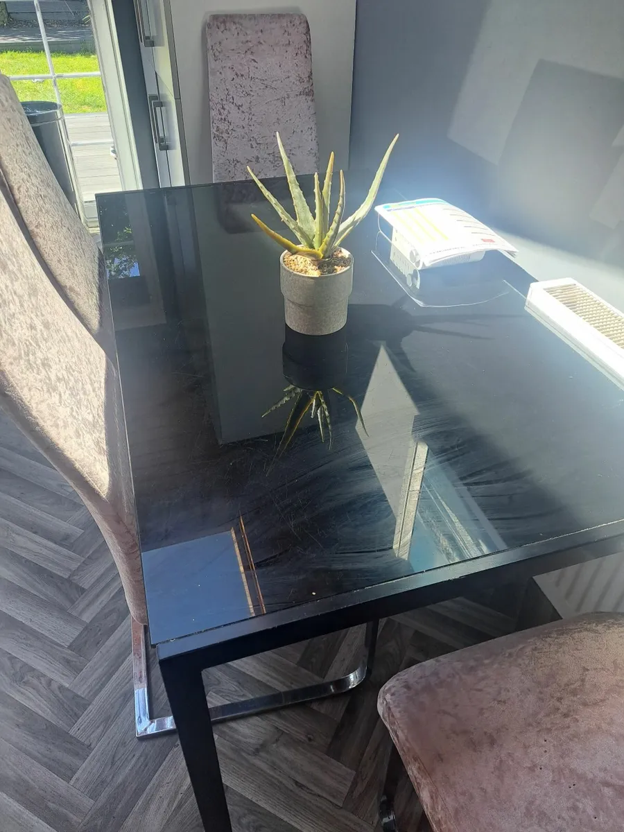 Black glass Dining table and chairs - Image 2