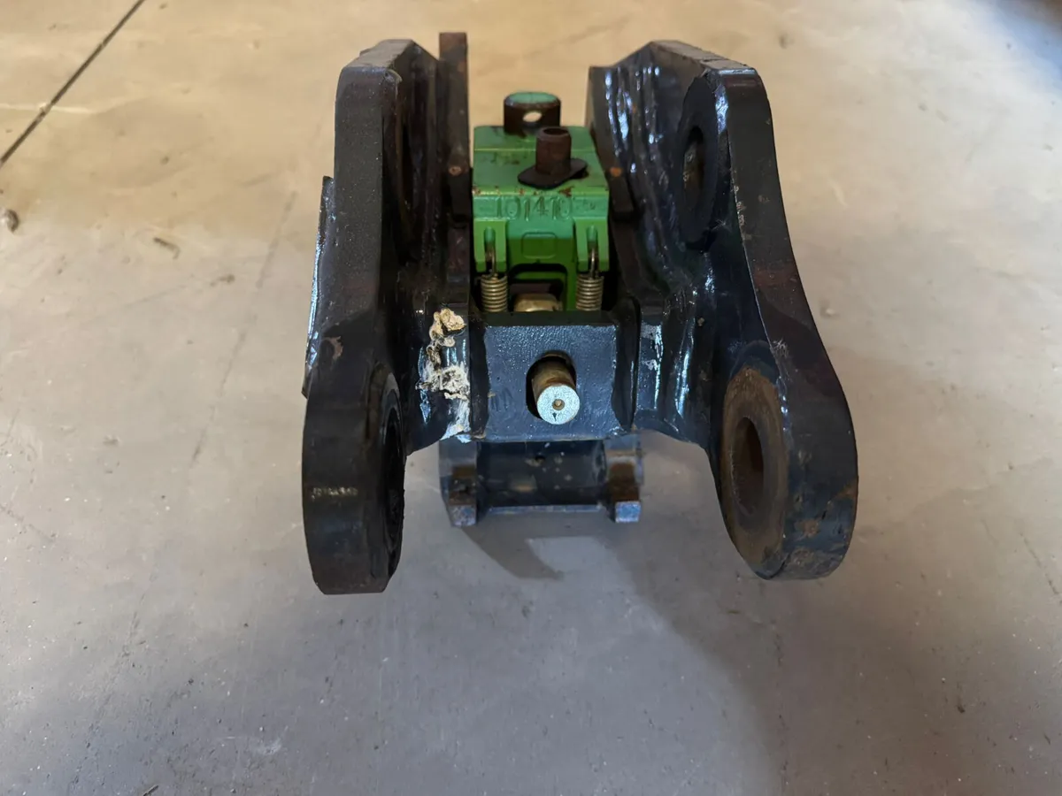 Bobcat E10Z Quick Coupler - Image 2