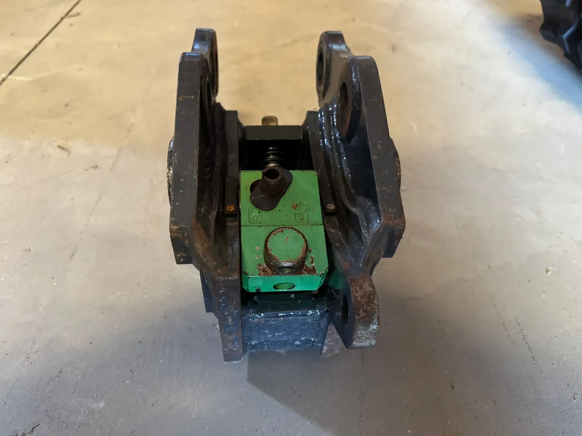 Bobcat E10Z Quick Coupler - Image 3