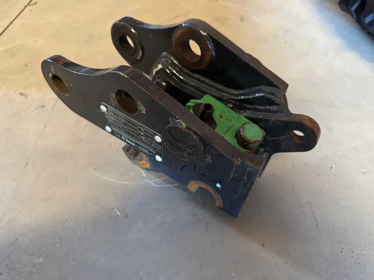 Bobcat E10Z Quick Coupler - Image 4