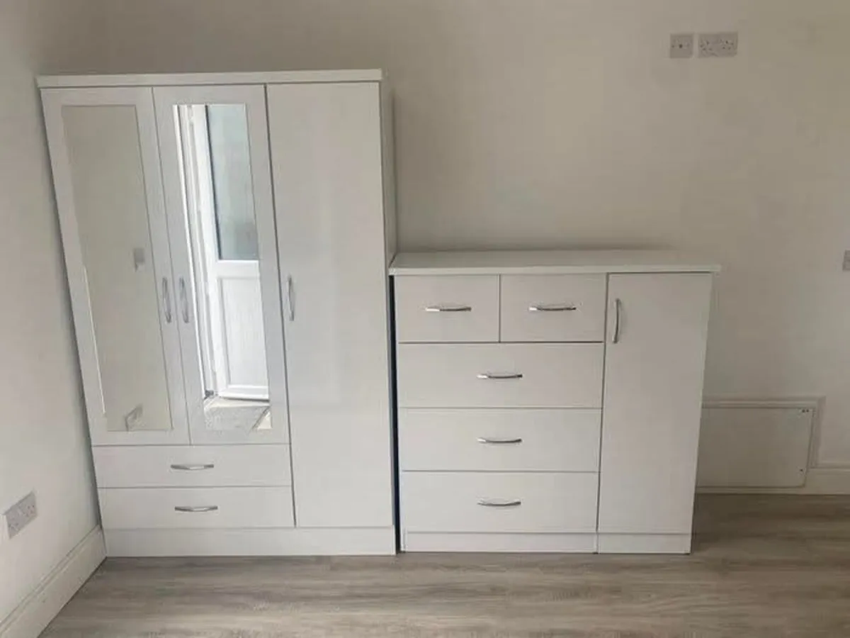 WHITE GLOSS BEDROOM FURNITURE - Image 4