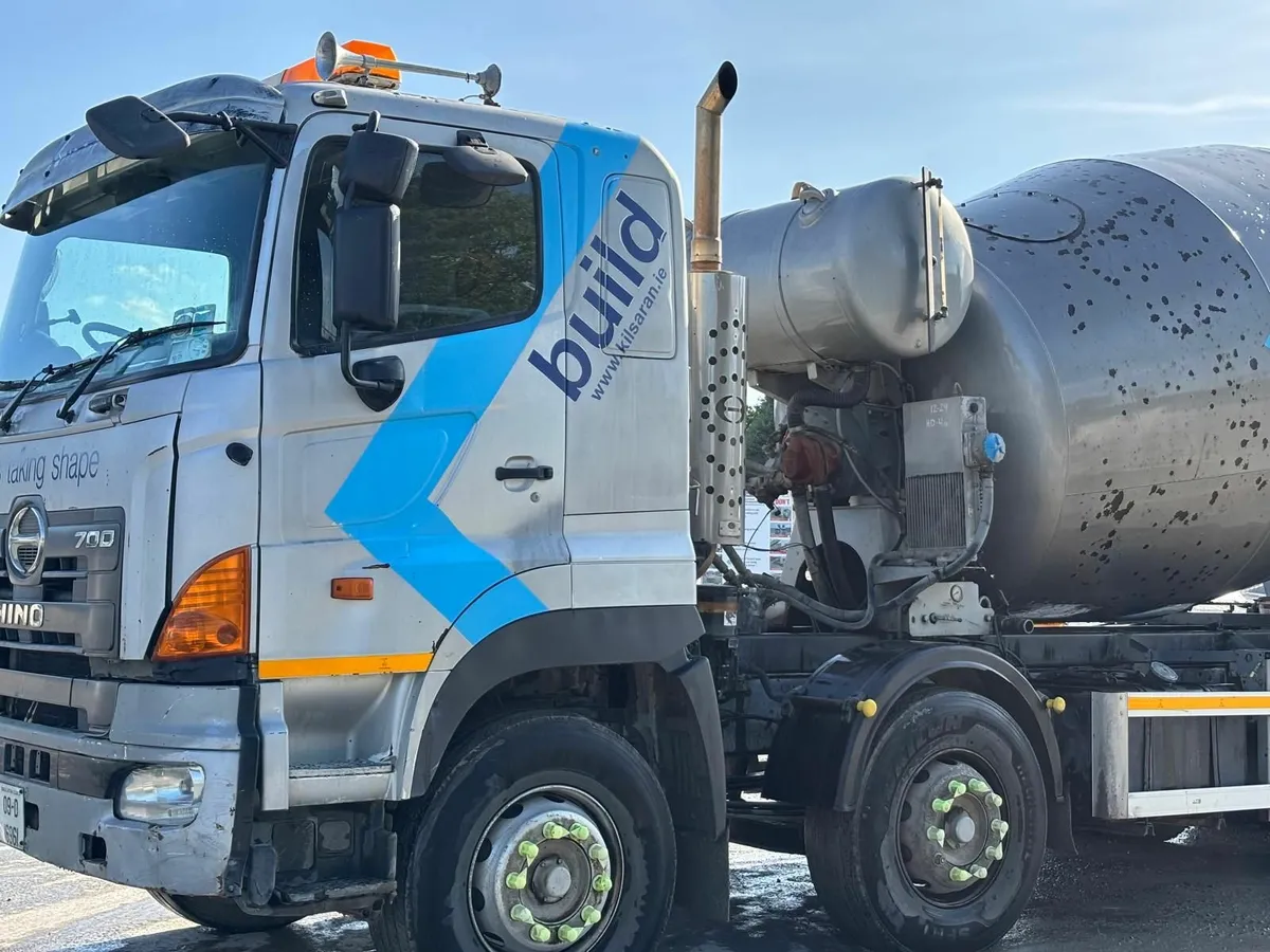 2009 Hino 700 Series Concrete Mixer 8x4 - Image 2