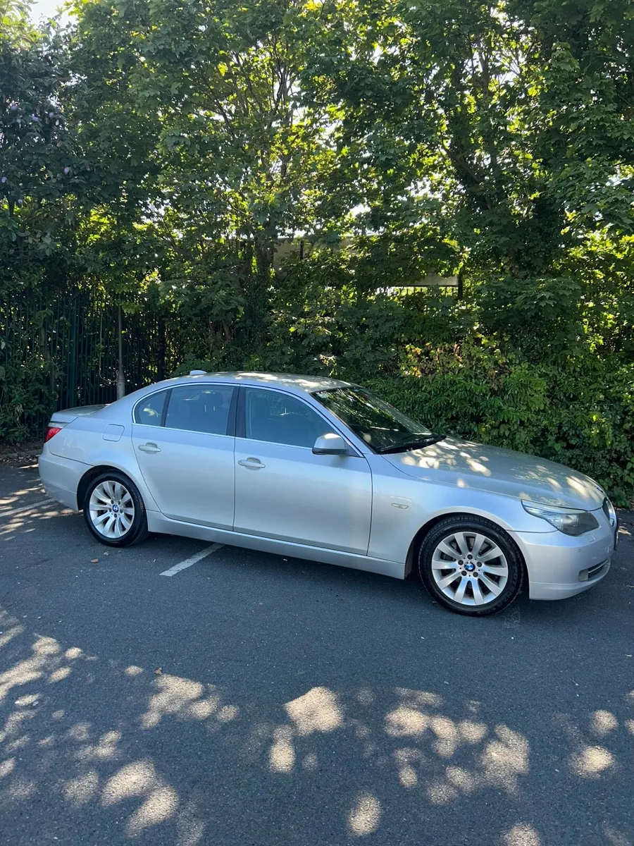 BMW 5-Series 2010 - Image 2