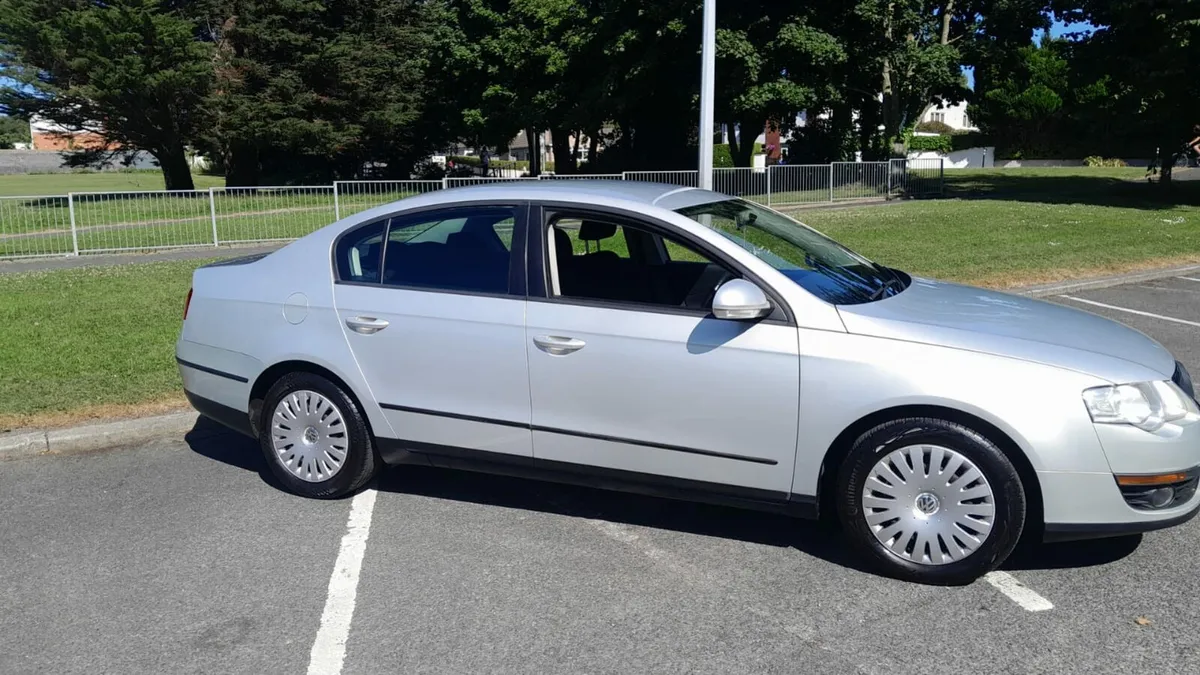 2010 Volkswagen Passat - Image 2