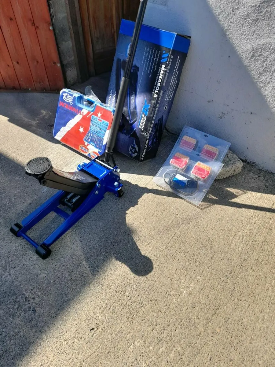4 ton jack €180 185pc scot set €90 - Image 1