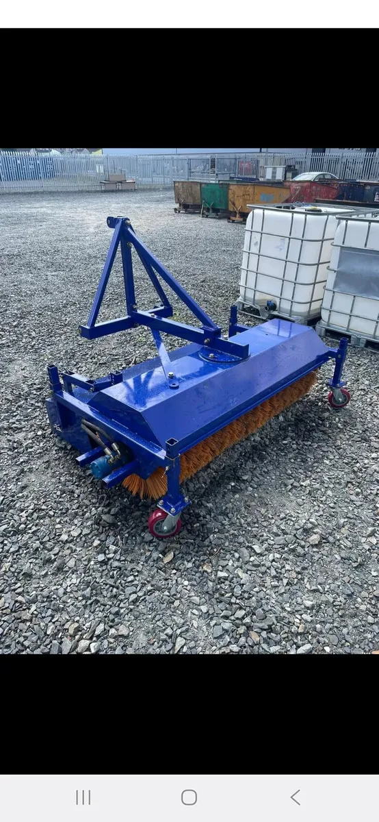 Hydraulic tractor road sweeper collector. - Image 1