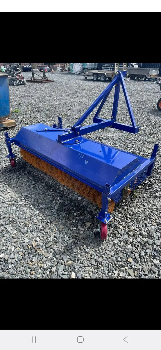 Hydraulic tractor road sweeper collector. - Image 2