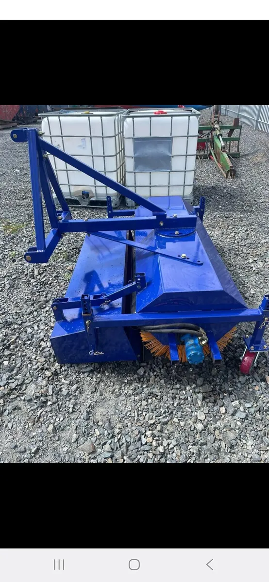 Hydraulic tractor road sweeper collector. - Image 4