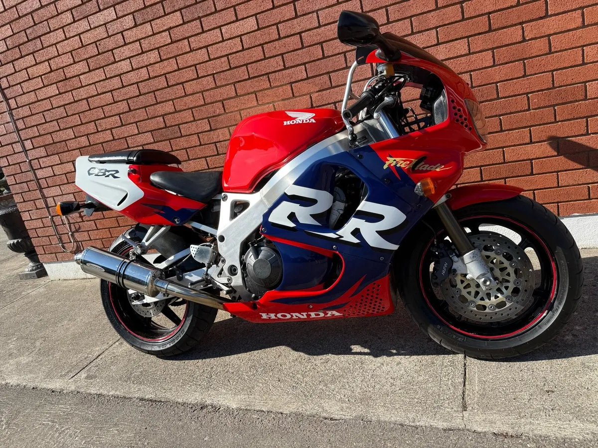 Honda CBR900RR Fireblade - Image 1