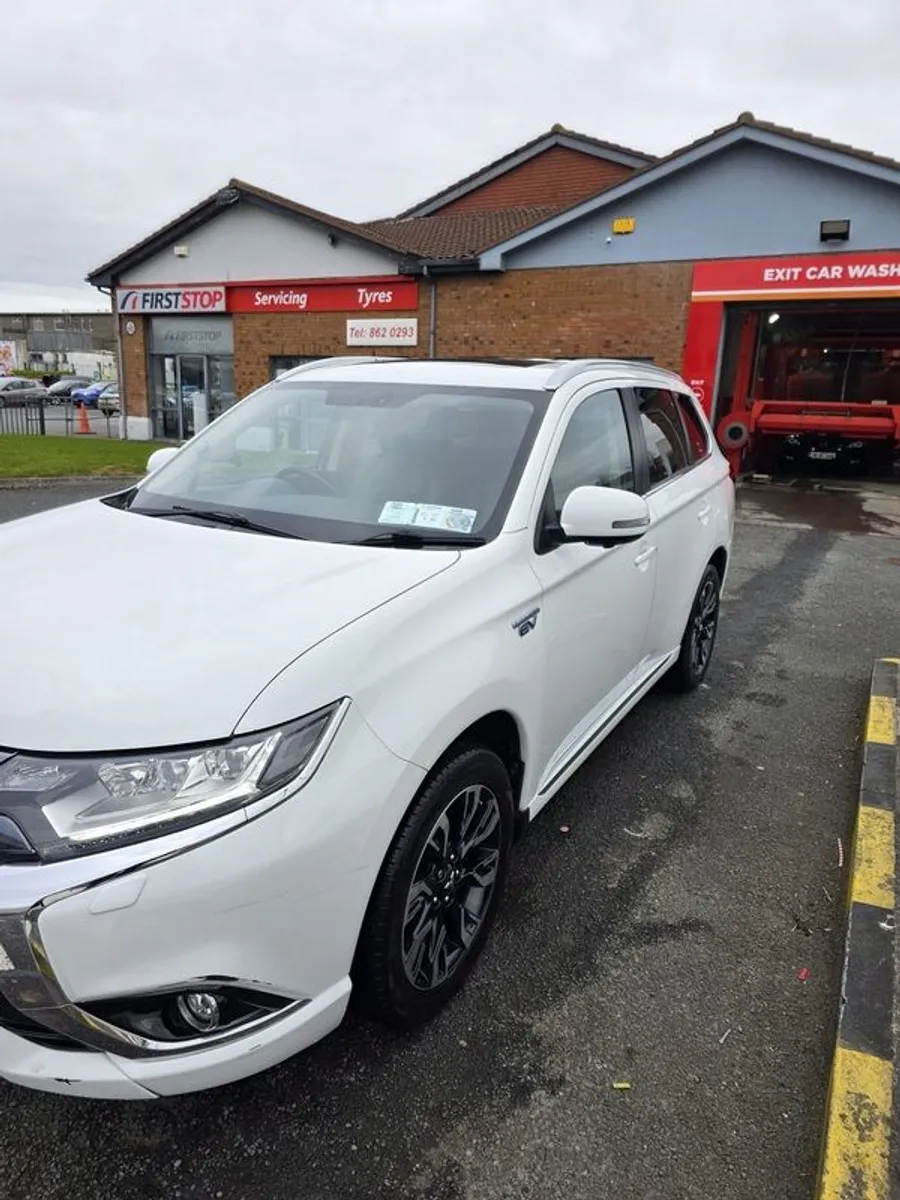 2017 Mitsubishi Outlander - Image 2