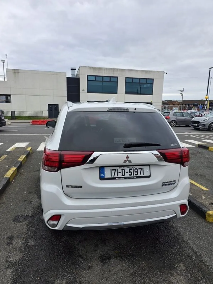 2017 Mitsubishi Outlander - Image 3