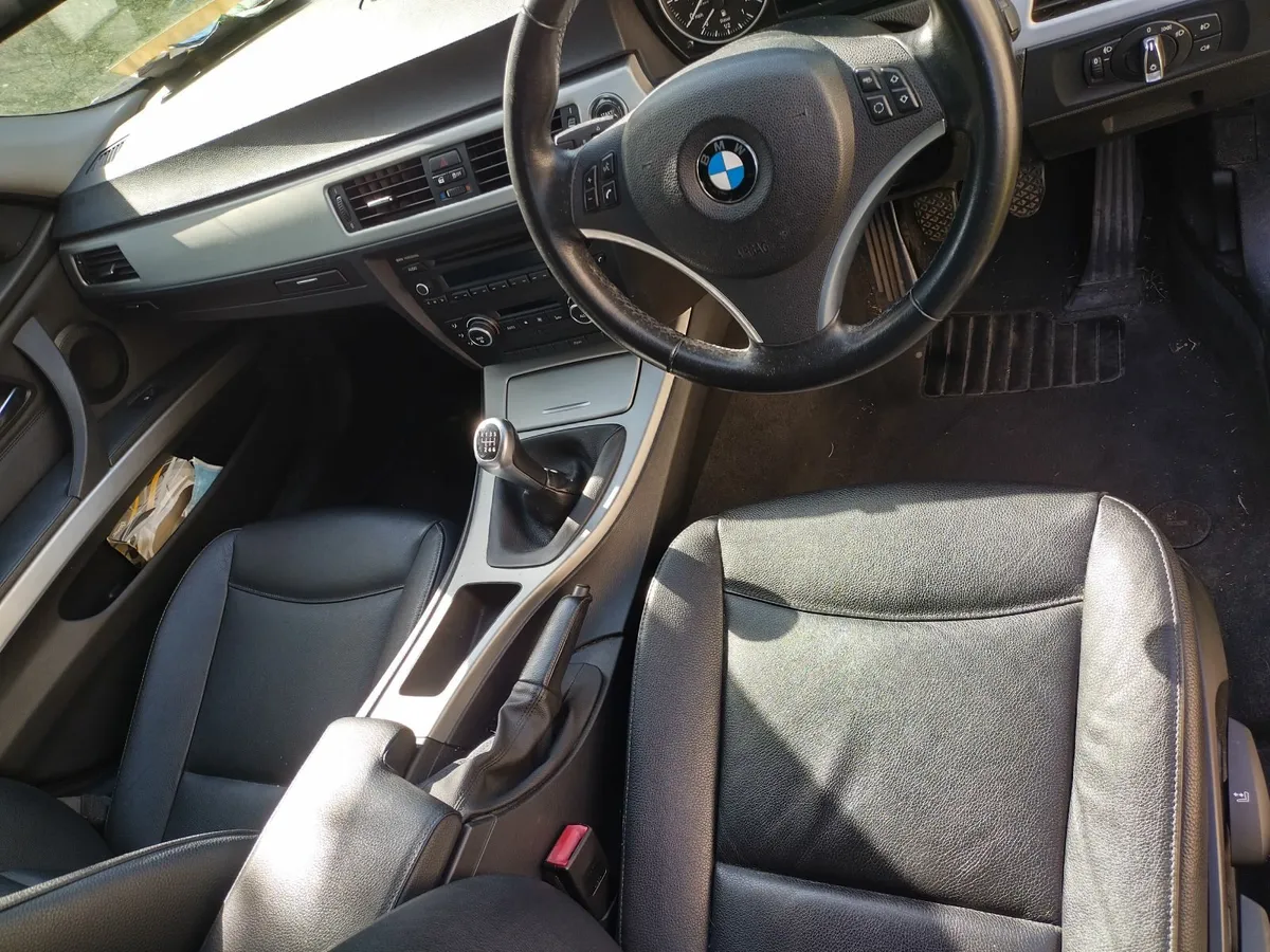 BMW 3-Series 2011 - Image 3