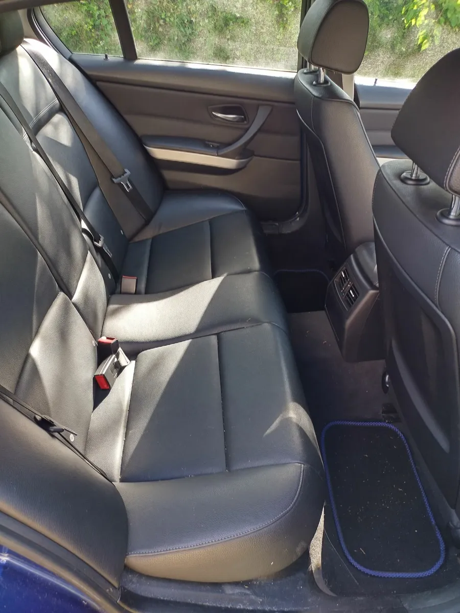 BMW 3-Series 2011 - Image 4