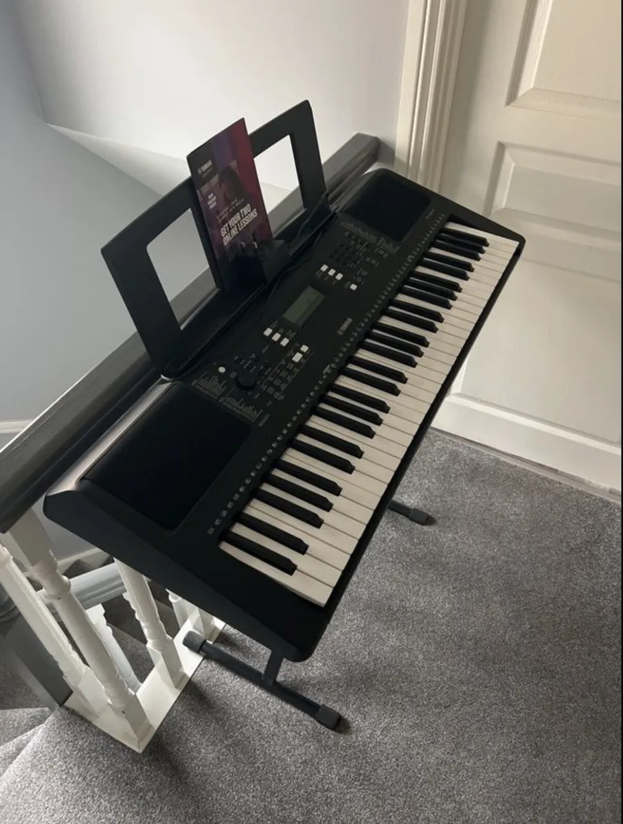Yamaha PSR-E373 - Image 1