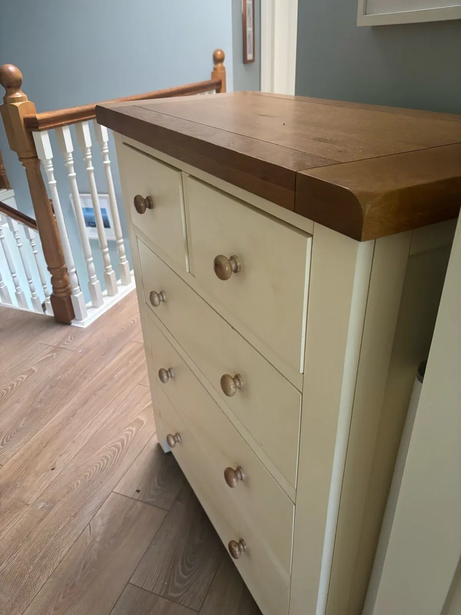 5 drawer chest of drawers Solid wood. Cream & Oak - Image 3
