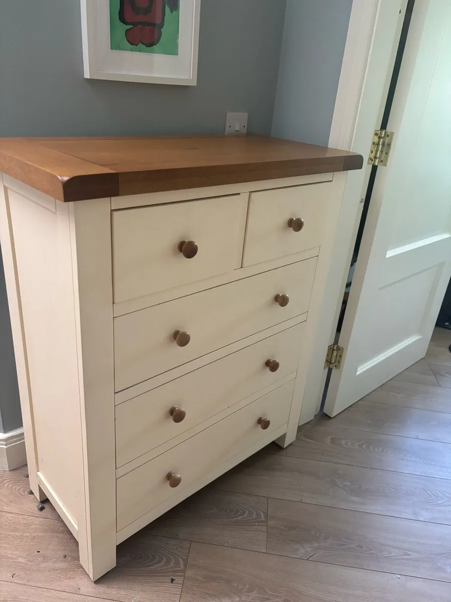 5 drawer chest of drawers Solid wood. Cream & Oak - Image 1