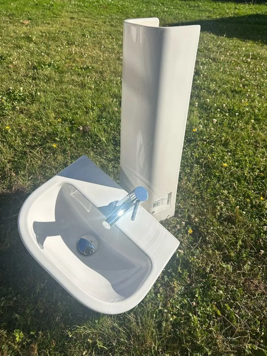 Small bathroom sink with a pedestal and a tap - Image 1