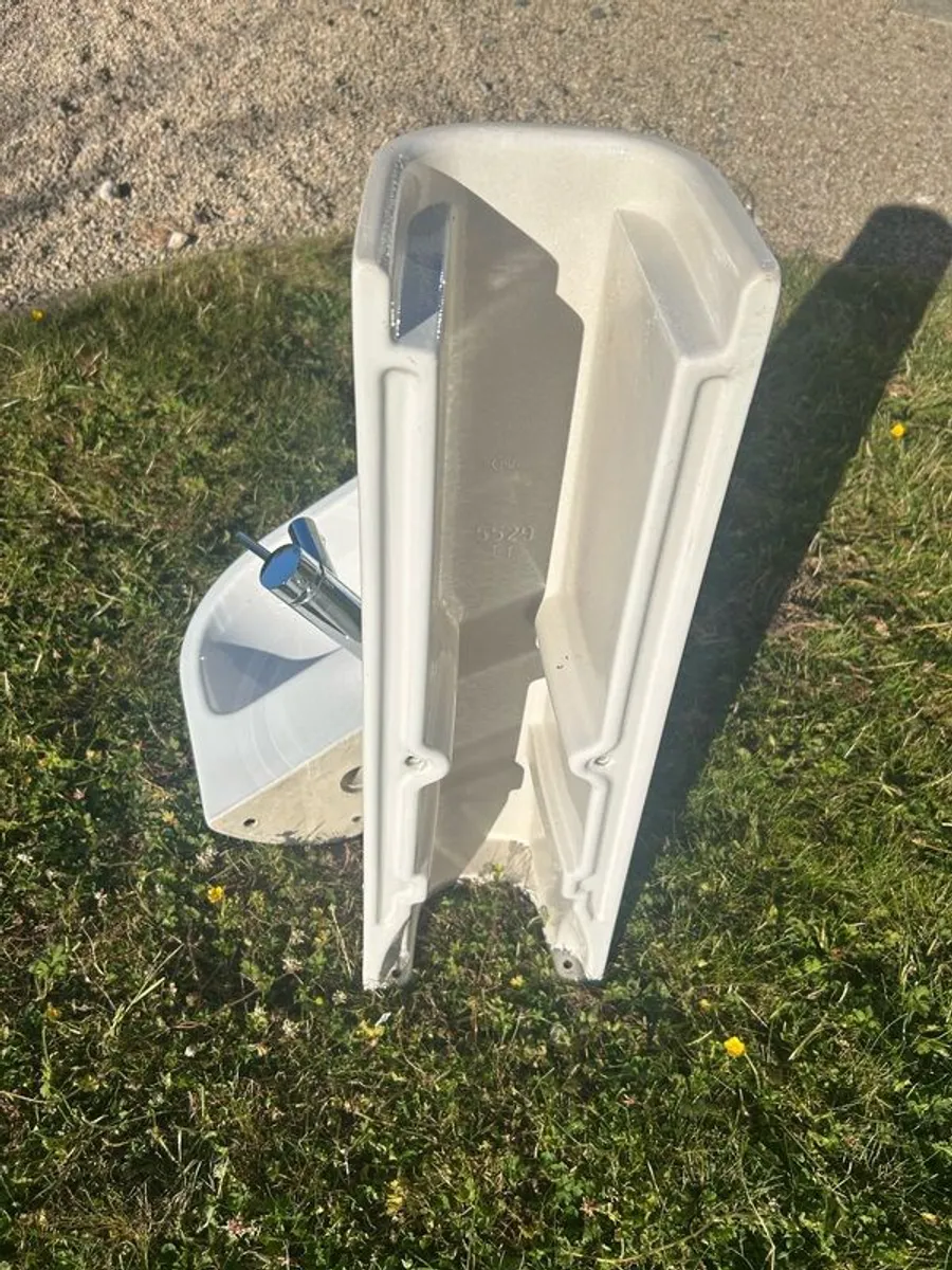 Small bathroom sink with a pedestal and a tap - Image 2