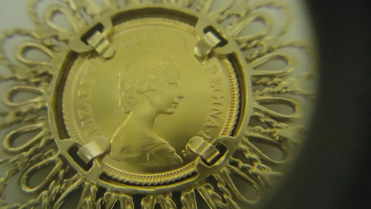 1982 half gold sovereign in mount 8.4grams - Image 3