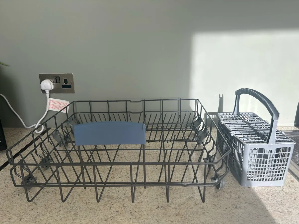Dishwasher basket with a cutlery holder - Image 1