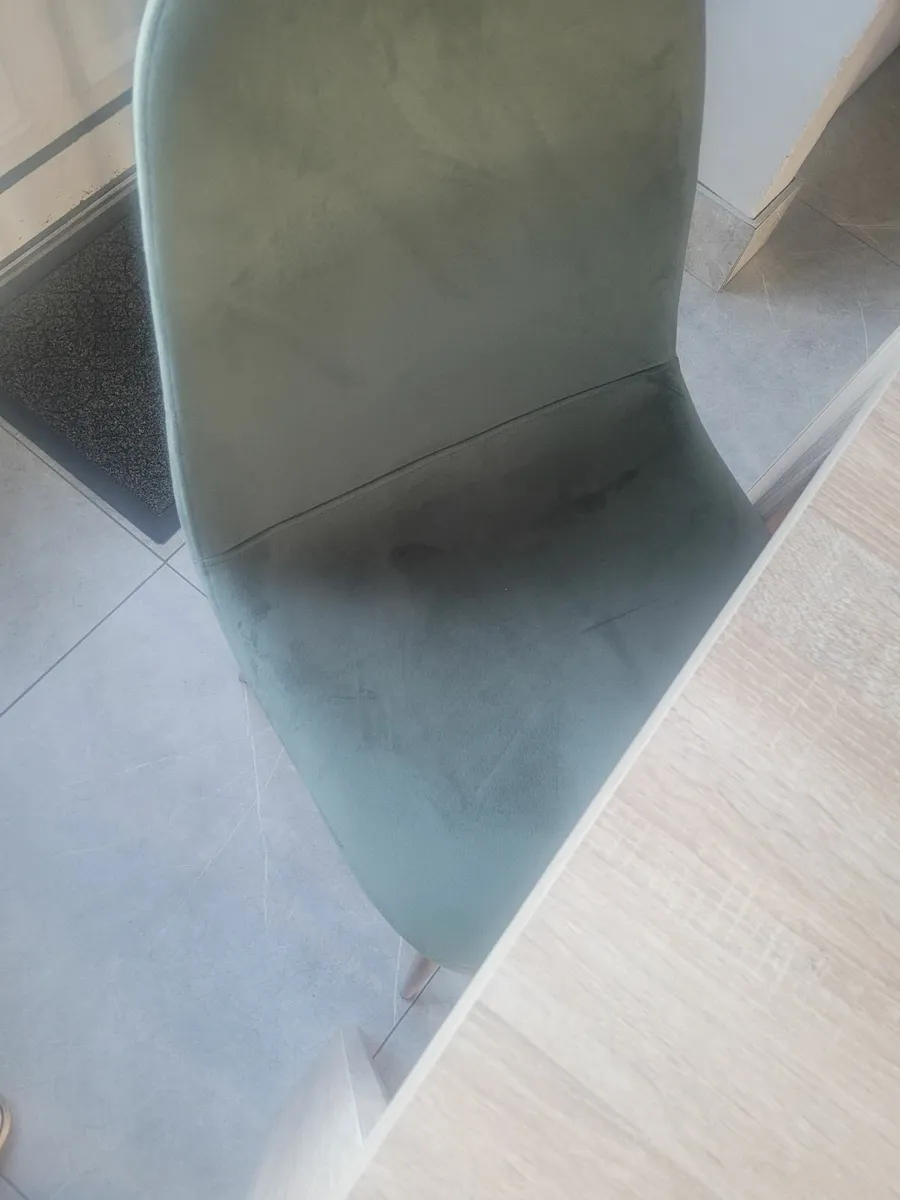 Table and 4 chairs - Image 2