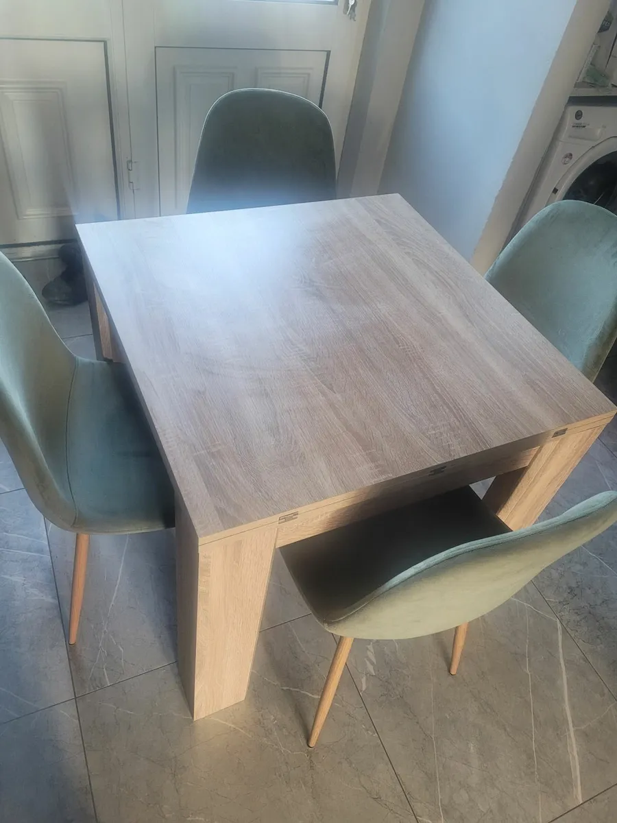 Table and 4 chairs - Image 1