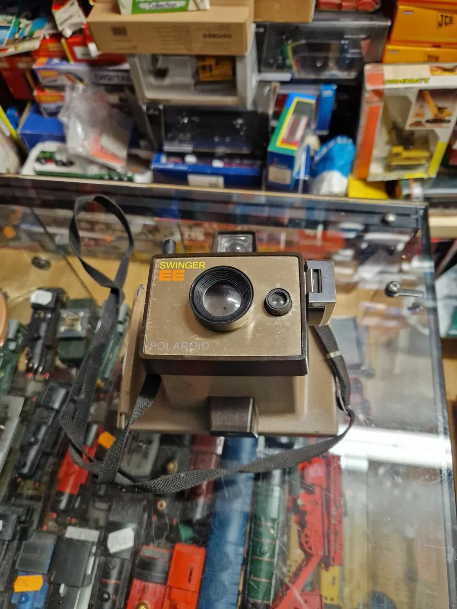 Vintage Retro Swinger Camera - Image 3